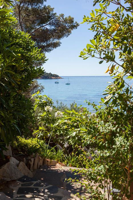 Chemin vers la crique Chemin de jardin descendant vers une crique avec voiliers dans le golfe de Saint-Tropez par MR Paysage