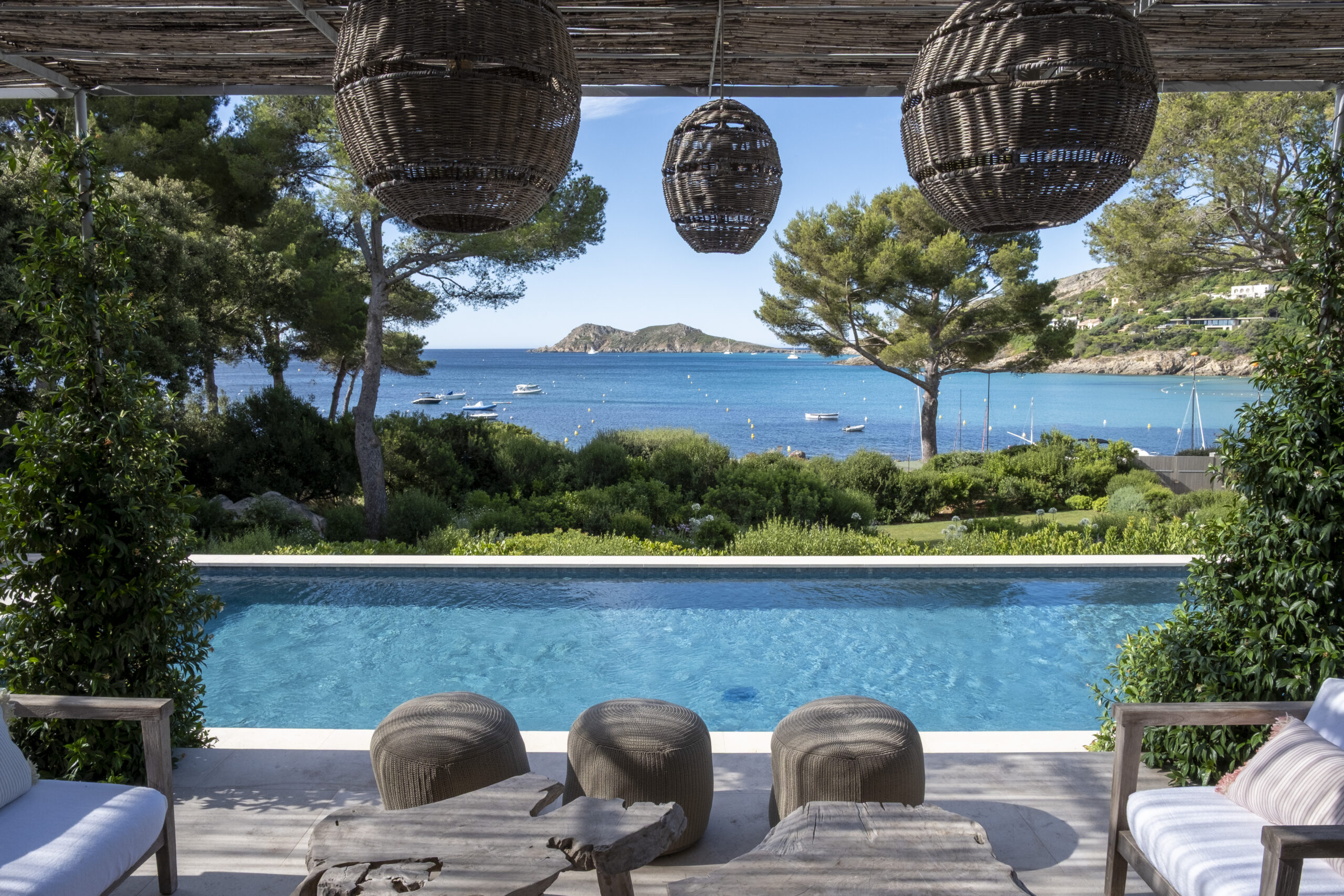 Piscine à débordement face à la mer Piscine à débordement avec vue sur la mer dans une villa du golfe de Saint-Tropez, terrasse couverte par MR Paysage
