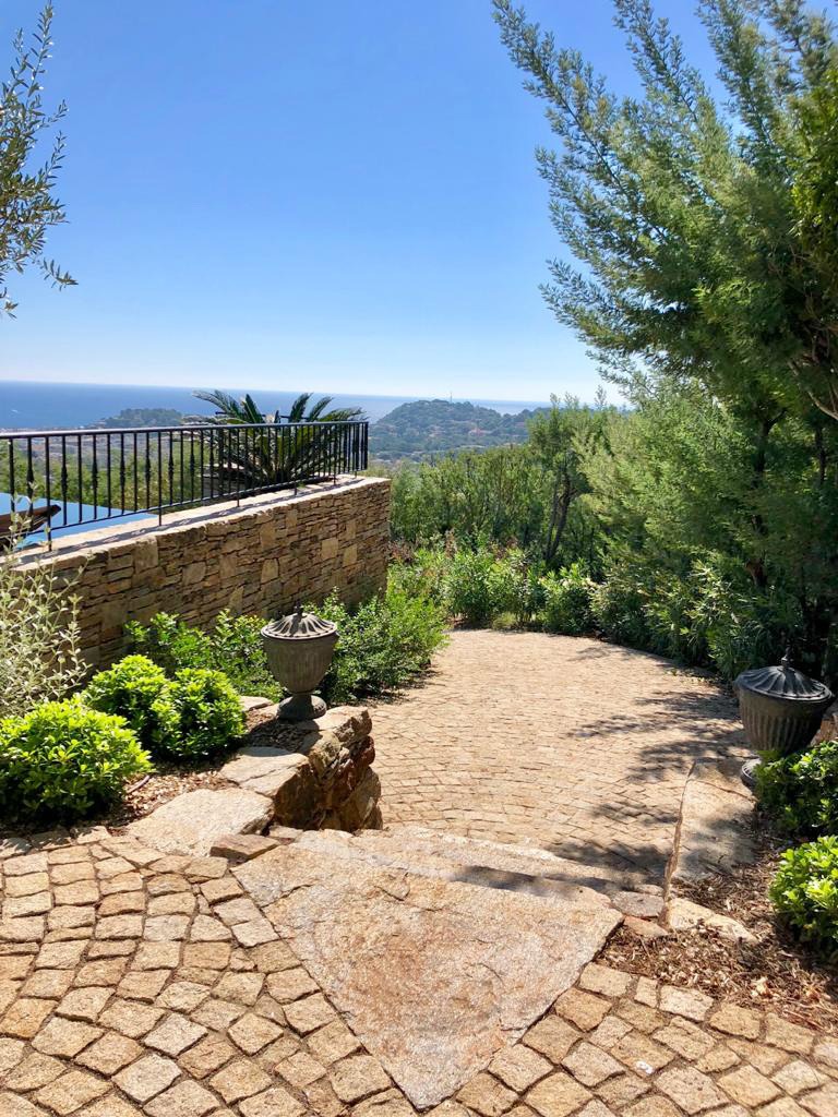 Terrasse panoramique — urnes et vue mer Terrasse panoramique avec urnes anciennes et vue sur la mer dans un jardin méditerranéen par MR Paysage