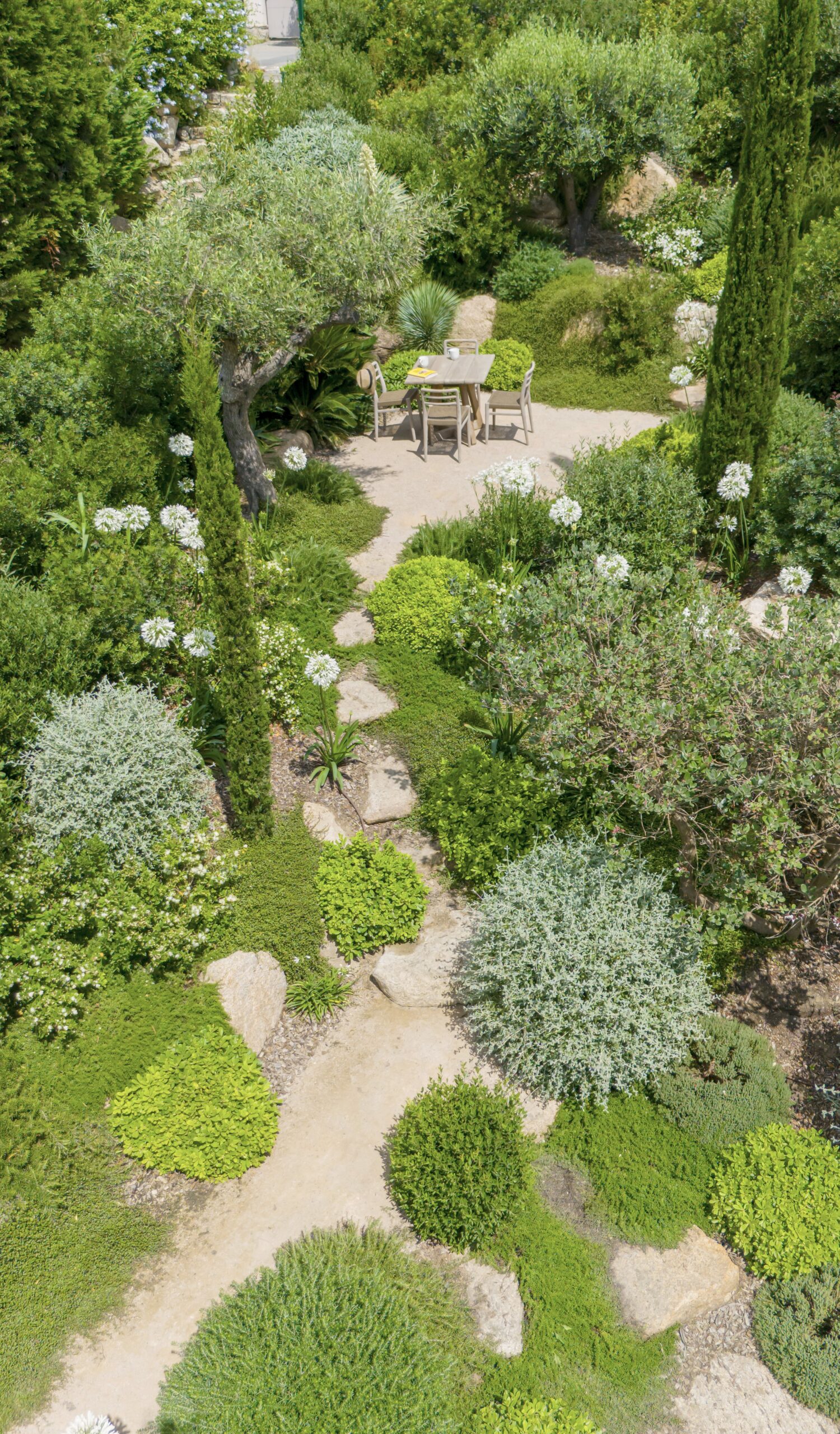 Vue aérienne — buis taillés et coin repas Vue aérienne d'un jardin paysager avec table de repas et buis taillés par MR Paysage
