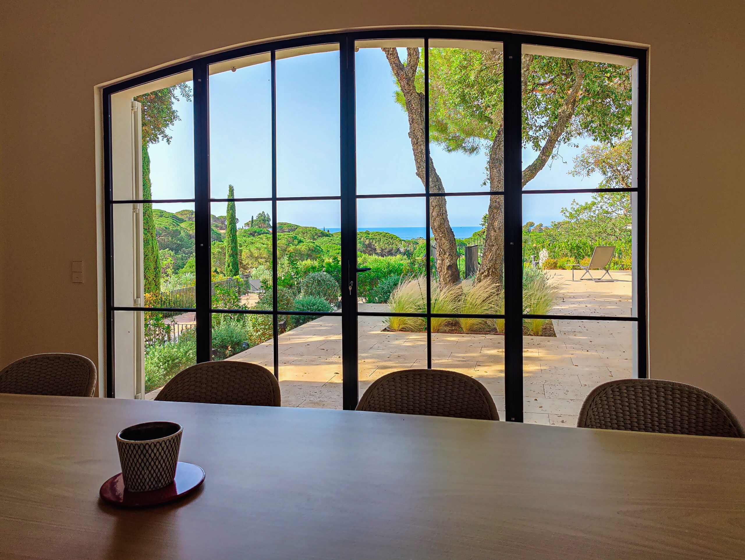 Perspective intérieur-jardin — depuis la villa Perspective sur le jardin et la mer depuis la salle à manger d'une villa du golfe de Saint-Tropez aménagée par MR Paysage