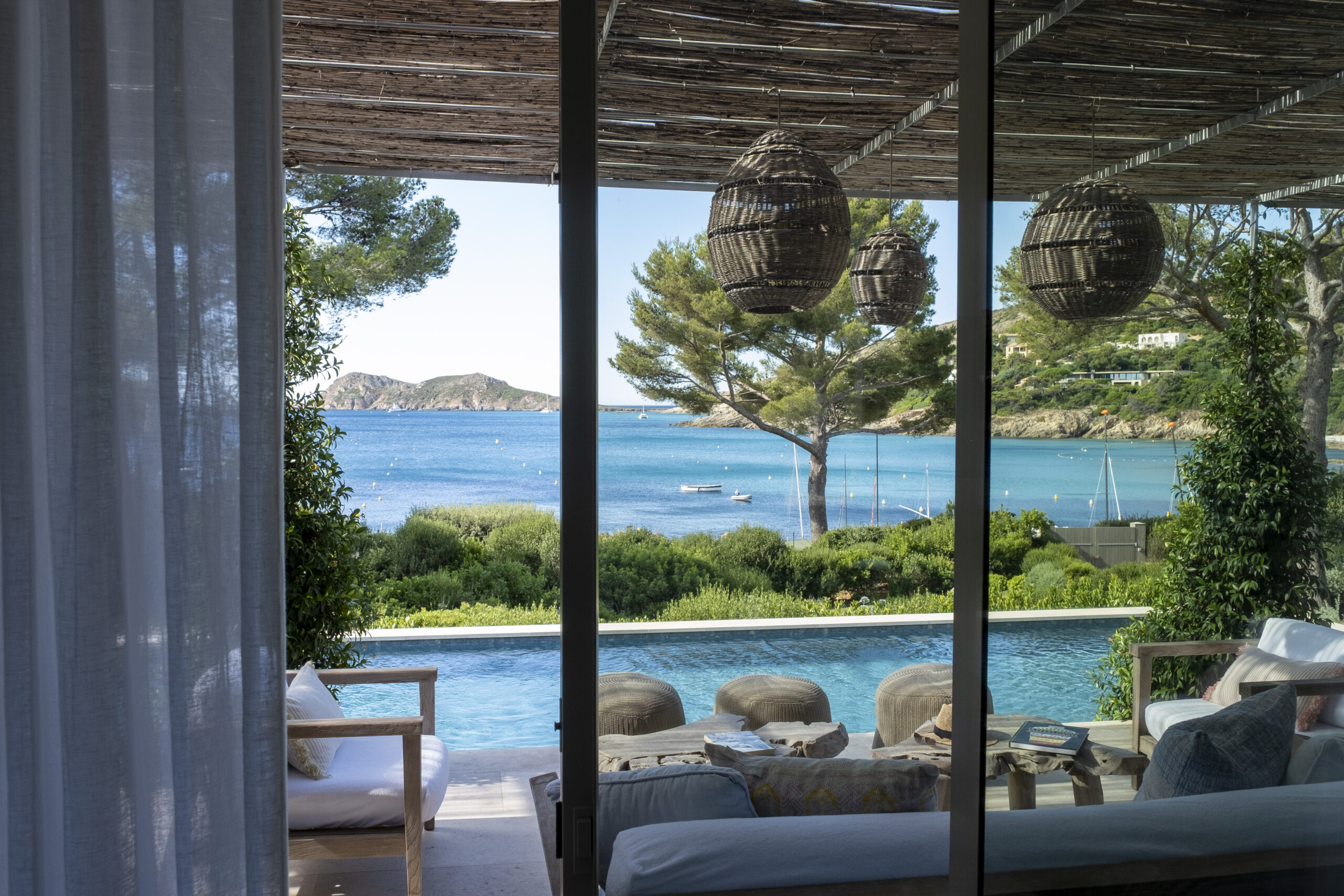 Vue depuis le salon — piscine et mer Vue de la piscine et de la mer depuis le salon d'une villa du golfe de Saint-Tropez par MR Paysage