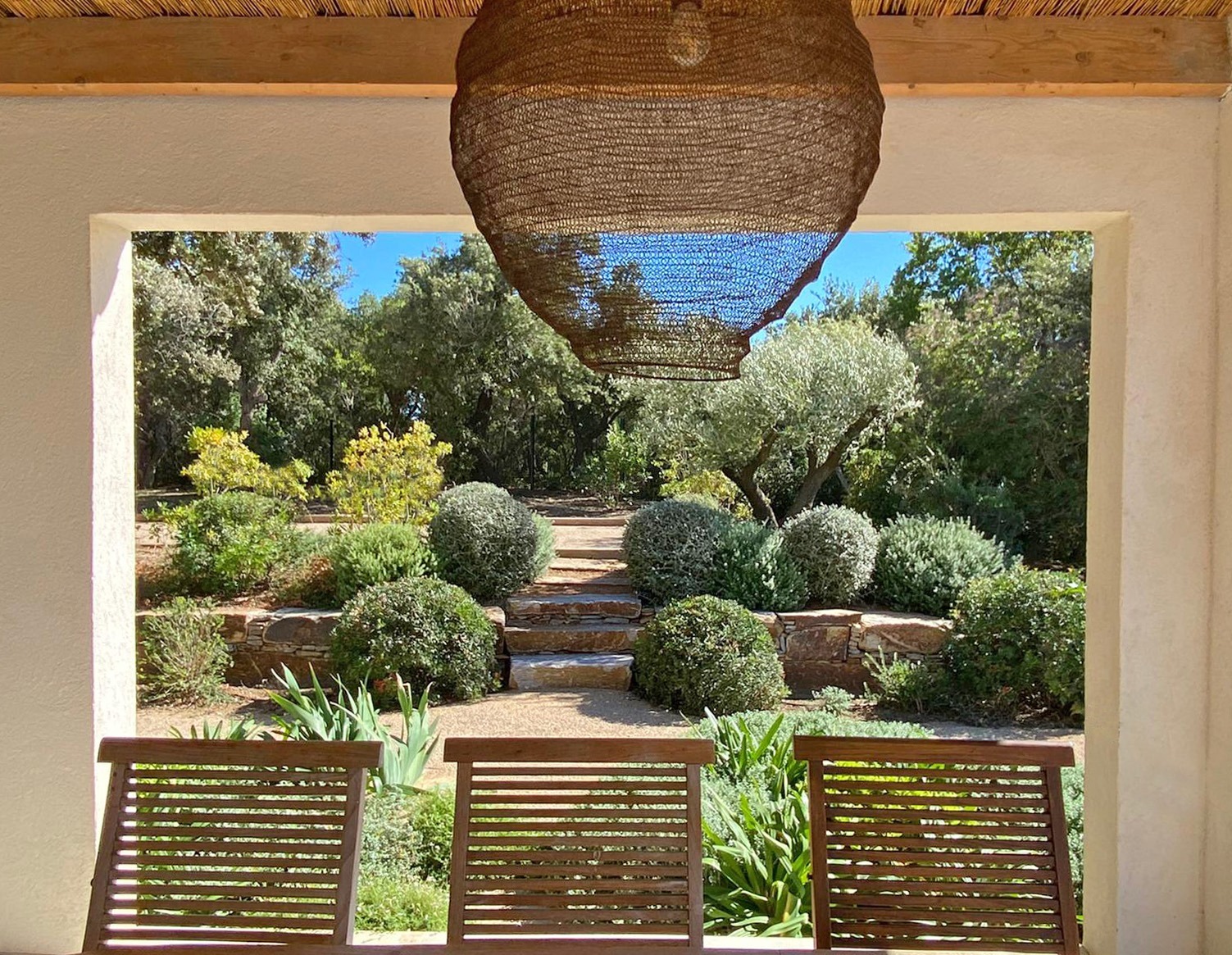 Vue depuis la terrasse — restanques et myrtes taillés Jardin paysager avec restanques en pierre et myrtes taillés en boules par MR Paysage