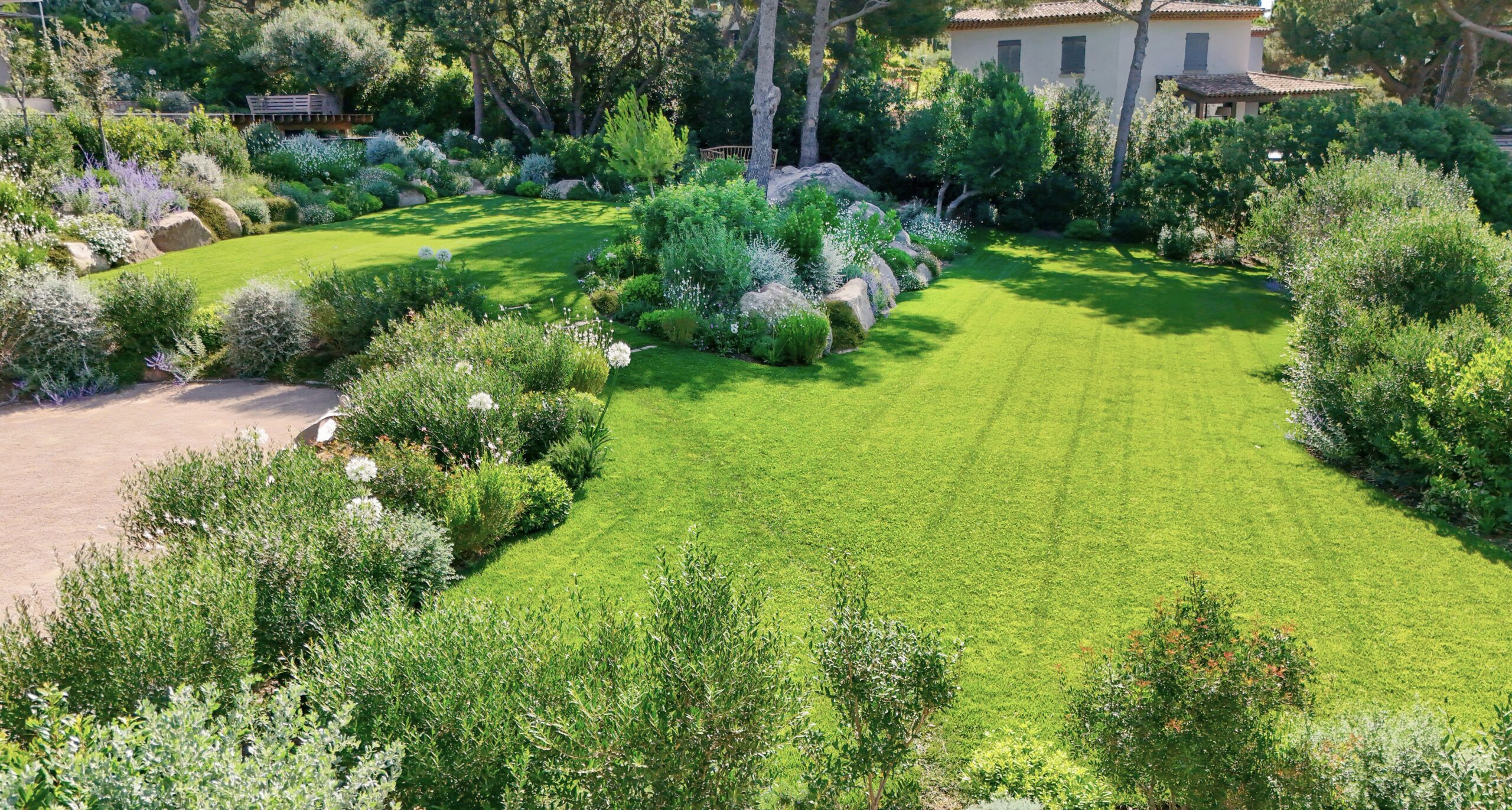 Vue aérienne — composition paysagère Vue aérienne d'un jardin paysager avec massifs structurés par MR Paysage
