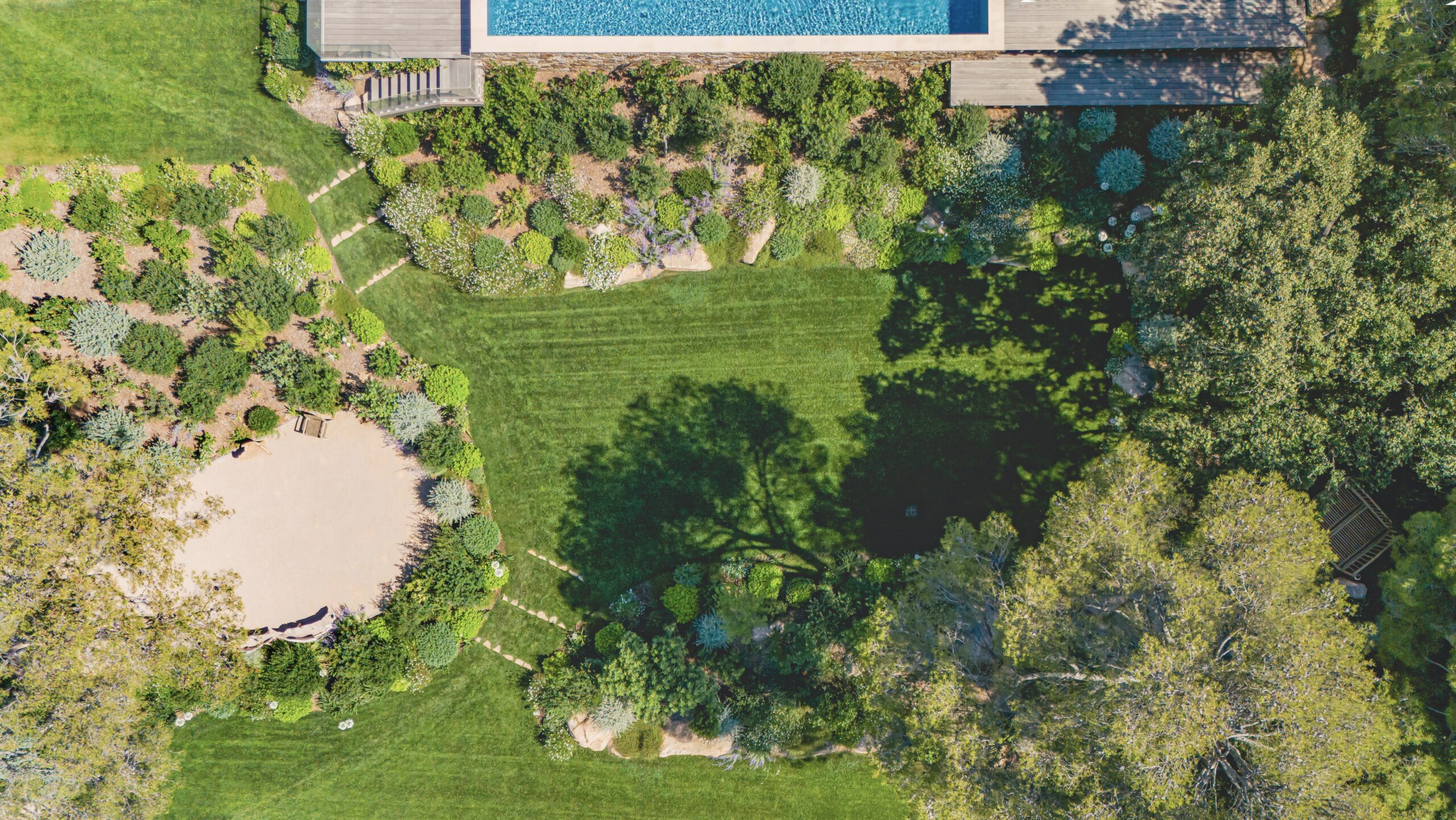 Vue aérienne — jardin et piscine Vue aérienne d'un jardin paysager avec piscine et terrasse créé par MR Paysage dans le golfe de Saint-Tropez